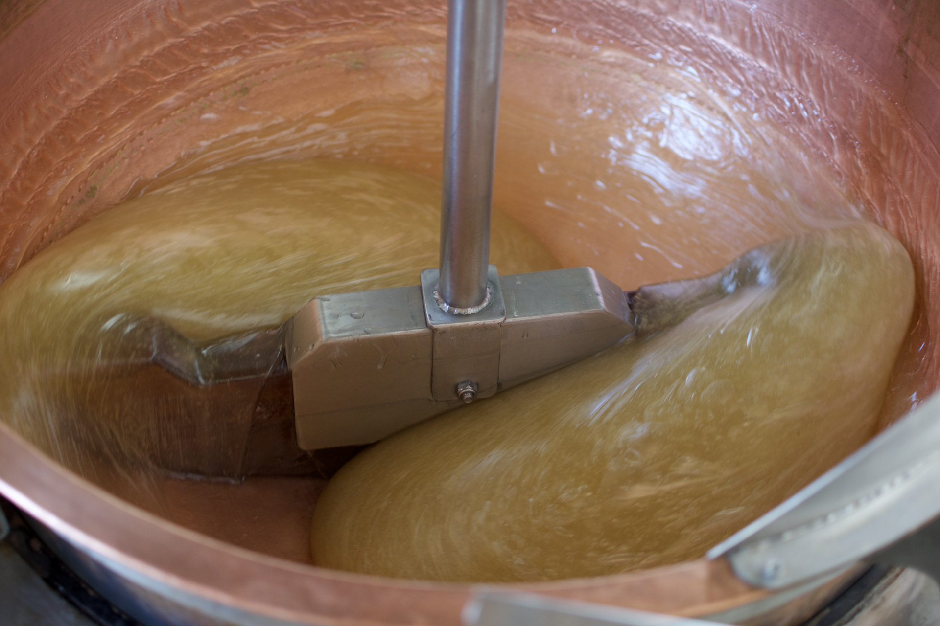 Bakır kazanda lokum pişirme